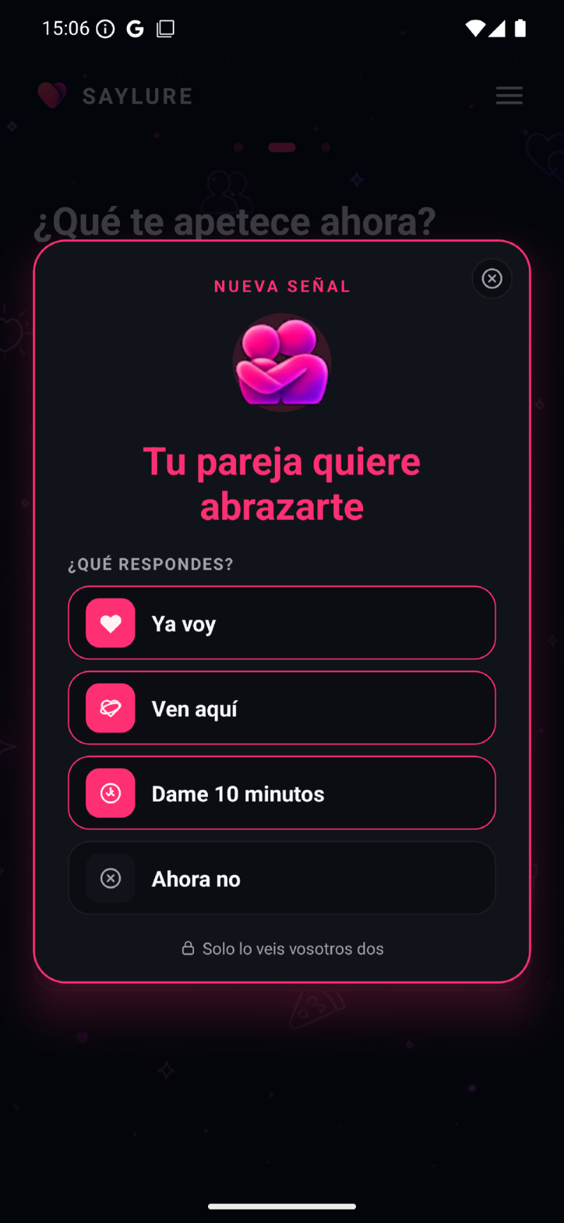 App SAYLURE: una señal entrante dice que la pareja quiere un abrazo, con cuatro formas de responder.